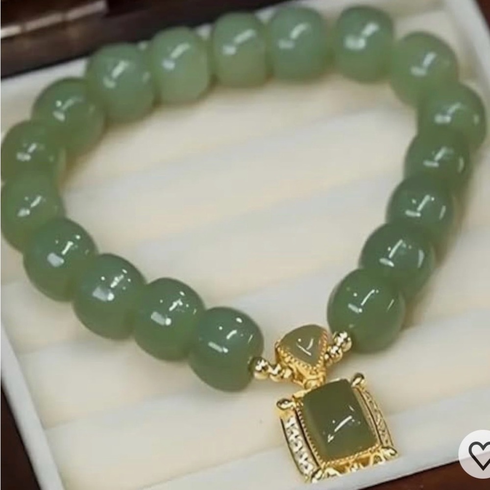 Elegant Green Beaded Bracelet with Gold Pendant
